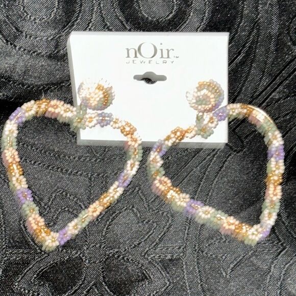 Noir floral heart shaped earrings - Picture 6 of 8